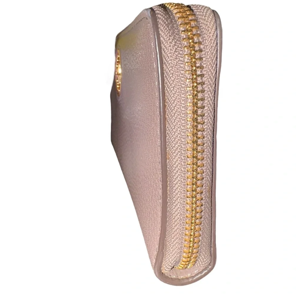 Tory Burch Robinson Continental Pebbled Leather Zippy Wallet Taupe w/Gold RR